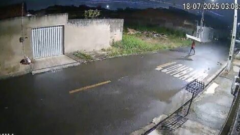 homem-furta-portao-de-canteiro-de-obras-de-igreja-evangelica-em-maracanau-(ce)