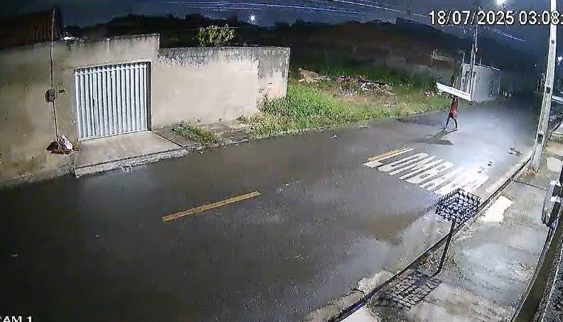 homem-furta-portao-de-canteiro-de-obras-de-igreja-evangelica-em-maracanau-(ce)