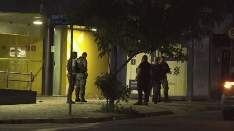 agencia-bancaria-e-arrombada-e-furtada-por-criminosos-usando-marreta,-em-fortaleza