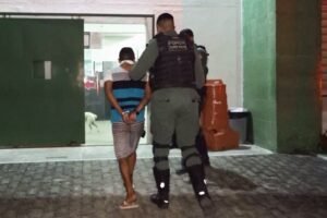 homem-com-tornozeleira-e-preso-por-trafico,-em-fortaleza,-apos-tentar-subornar-policiais-militares