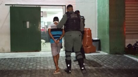 homem-com-tornozeleira-e-preso-por-trafico,-em-fortaleza,-apos-tentar-subornar-policiais-militares