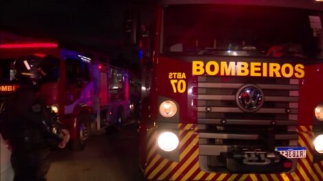 incendio-destroi-oficina-de-motos-em-fortaleza-e-criancas-sao-retiradas-do-local-as-pressas