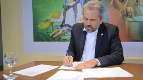 governador-elmano-de-freitas-anuncia-convocacao-de-23-aprovados-no-concurso-da-seplag