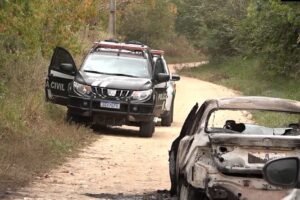 corpo-carbonizado-e-encontrado-no-porta-malas-de-carro-incendiado-em-aquiraz
