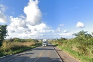 br-222-sera-interditada-em-tiangua/ce-para-retirar-caminhao-que-caiu-em-ribanceira