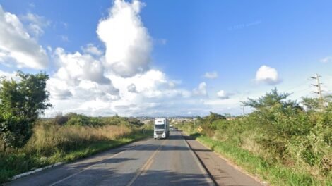 br-222-sera-interditada-em-tiangua/ce-para-retirar-caminhao-que-caiu-em-ribanceira