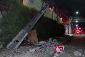 caminhao-colide-em-poste,-em-fortaleza,-deixando-moradores-sem-energia-no-presidente-kennedy