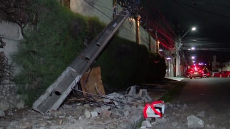 caminhao-colide-em-poste,-em-fortaleza,-deixando-moradores-sem-energia-no-presidente-kennedy