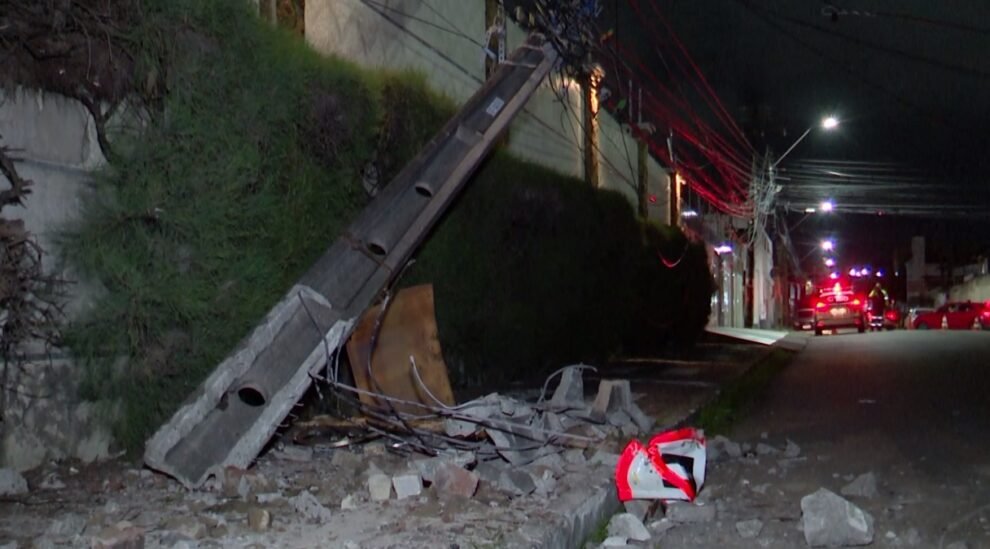 caminhao-colide-em-poste,-em-fortaleza,-deixando-moradores-sem-energia-no-presidente-kennedy