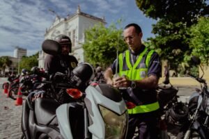 acao-educativa-da-amc-instala-antenas-corta-pipa-em-motocicletas-na-parangaba