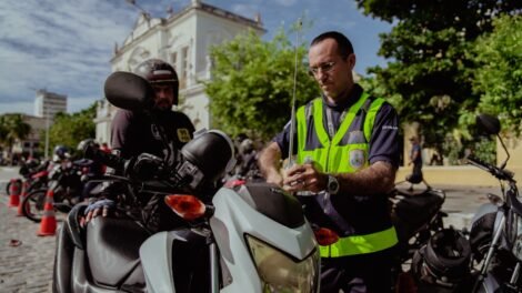 acao-educativa-da-amc-instala-antenas-corta-pipa-em-motocicletas-na-parangaba