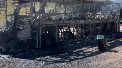 onibus-da-banda-dejavu-pega-fogo
