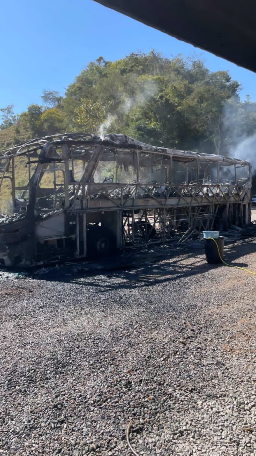 onibus-da-banda-dejavu-pega-fogo