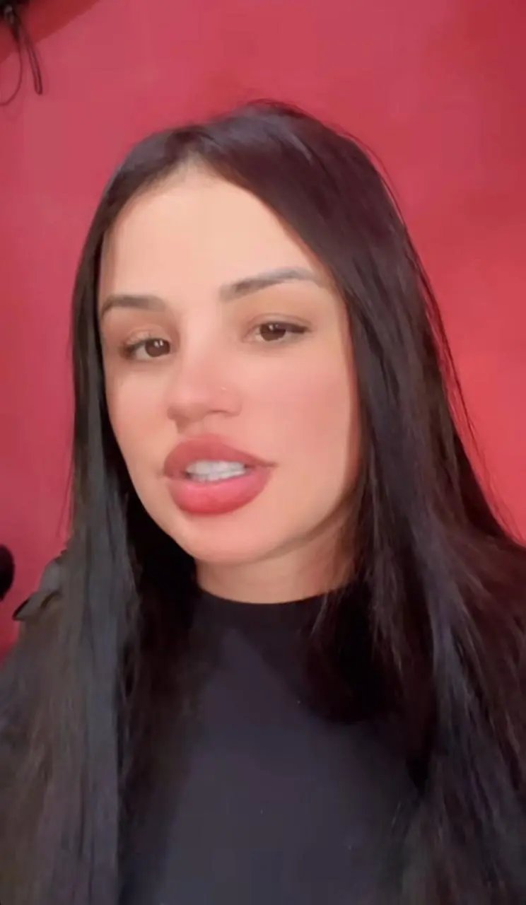 “foi-livramento”,-diz-a-cantora-nayara-yuni-apos-incendio-atingir-onibus-da-banda-dejavu