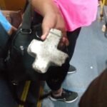 mulher-e-presa-apos-lancar-pedra-em-onibus-que-nao-parou-para-ela-embarcar