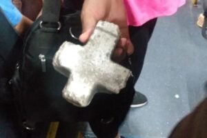 mulher-e-presa-apos-lancar-pedra-em-onibus-que-nao-parou-para-ela-embarcar
