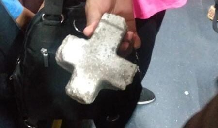 mulher-e-presa-apos-lancar-pedra-em-onibus-que-nao-parou-para-ela-embarcar