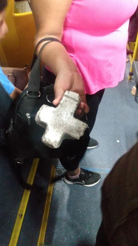 mulher-e-presa-apos-lancar-pedra-em-onibus-que-nao-parou-para-ela-embarcar