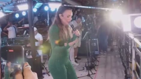 ivete-sangalo-se-emociona-ao-homenagear-preta-gil-durante-show-no-fortal;-veja-o-video