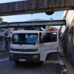 caminhao-com-frios-e-laticinios-fica-preso-em-estrutura-de-ferro-de-tunel-em-fortaleza