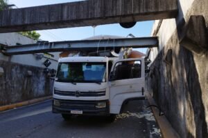 caminhao-com-frios-e-laticinios-fica-preso-em-estrutura-de-ferro-de-tunel-em-fortaleza