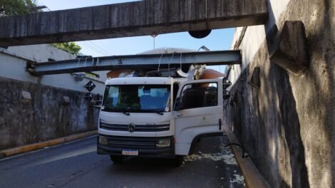 caminhao-com-frios-e-laticinios-fica-preso-em-estrutura-de-ferro-de-tunel-em-fortaleza