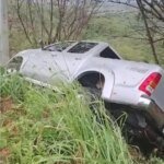motorista-perde-controle-de-hilux,-sai-da-pista-e-desce-ribanceira-em-pedra-branca,-no-ceara