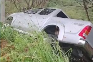 motorista-perde-controle-de-hilux,-sai-da-pista-e-desce-ribanceira-em-pedra-branca,-no-ceara