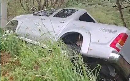 motorista-perde-controle-de-hilux,-sai-da-pista-e-desce-ribanceira-em-pedra-branca,-no-ceara