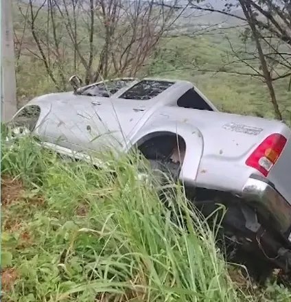 motorista-perde-controle-de-hilux,-sai-da-pista-e-desce-ribanceira-em-pedra-branca,-no-ceara