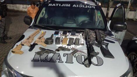 esconderijo-do-crime-e-descoberto,-cinco-homens-sao-presos-e-fuzis-sao-apreendidos-em-fortaleza