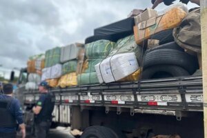 caminhao-e-apreendido-com-drogas,-armas-e-duas-toneladas-de-produtos-ilegais-no-ceara