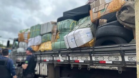 caminhao-e-apreendido-com-drogas,-armas-e-duas-toneladas-de-produtos-ilegais-no-ceara