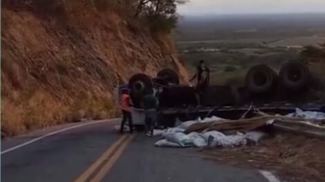 caminhao-com-carregamento-de-racao-para-peixes-capota-em-ladeira-em-crateus,-no-ceara