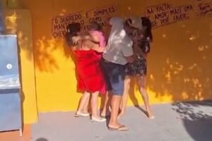 duas-mulheres-sao-flagradas-brigando-e-trocando-xingamentos-no-meio-da-rua,-em-fortaleza