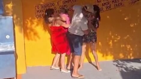 duas-mulheres-sao-flagradas-brigando-e-trocando-xingamentos-no-meio-da-rua,-em-fortaleza