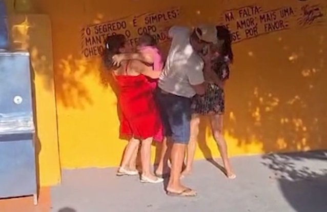 duas-mulheres-sao-flagradas-brigando-e-trocando-xingamentos-no-meio-da-rua,-em-fortaleza