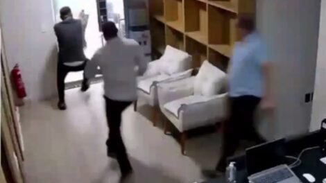 criminosos-tentam-roubar-escritorio-de-advocacia,-vitima-reage-e-um-dos-ladroes-e-baleado-e-preso