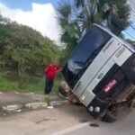 motorista-perde-controle-de-caminhao-e-veiculo-tomba-em-rotatoria-de-maracanau,-no-ceara