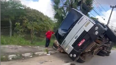 motorista-perde-controle-de-caminhao-e-veiculo-tomba-em-rotatoria-de-maracanau,-no-ceara