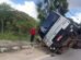 motorista-perde-controle-de-caminhao-e-veiculo-tomba-em-rotatoria-de-maracanau,-no-ceara