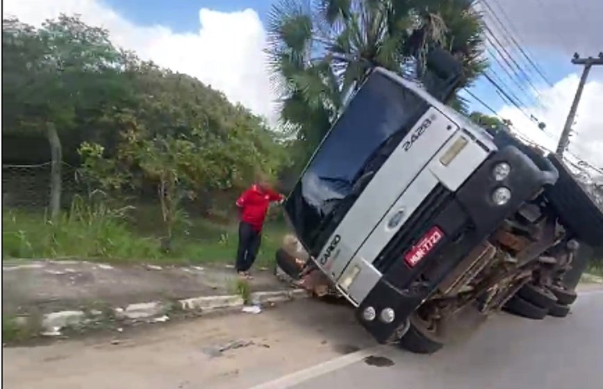 motorista-perde-controle-de-caminhao-e-veiculo-tomba-em-rotatoria-de-maracanau,-no-ceara