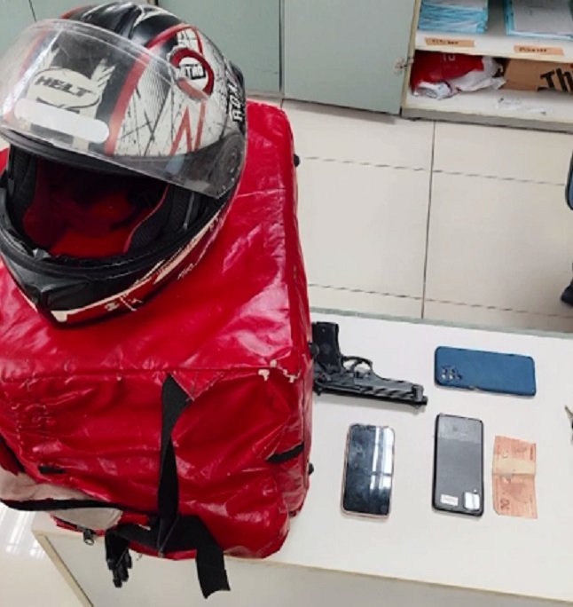 assaltante-que-se-passava-por-entregador-e-preso-com-celulares-roubados-em-fortaleza