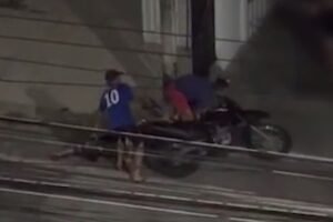 dupla-de-criminosos-rouba-moto-e-celular-e-humilha-morador-durante-assalto-em-fortaleza