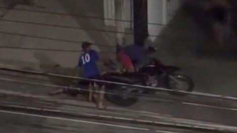 dupla-de-criminosos-rouba-moto-e-celular-e-humilha-morador-durante-assalto-em-fortaleza