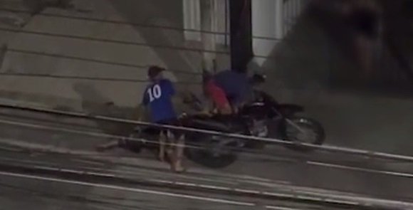 dupla-de-criminosos-rouba-moto-e-celular-e-humilha-morador-durante-assalto-em-fortaleza