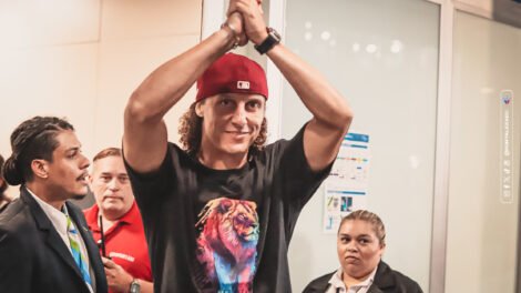 david-luiz-e-recebido-com-festa-ao-desembarcar-no-chipre-para-assinar-com-o-pafos-fc