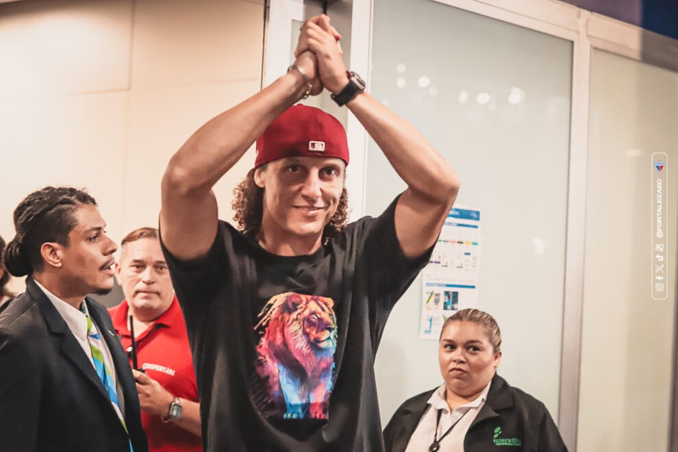 david-luiz-e-recebido-com-festa-ao-desembarcar-no-chipre-para-assinar-com-o-pafos-fc