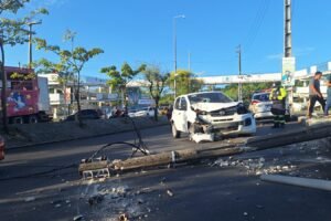 carro-colide-com-poste-em-avenida-movimentada-de-fortaleza-e-deixa-transito-lento