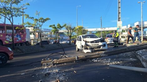 carro-colide-com-poste-em-avenida-movimentada-de-fortaleza-e-deixa-transito-lento